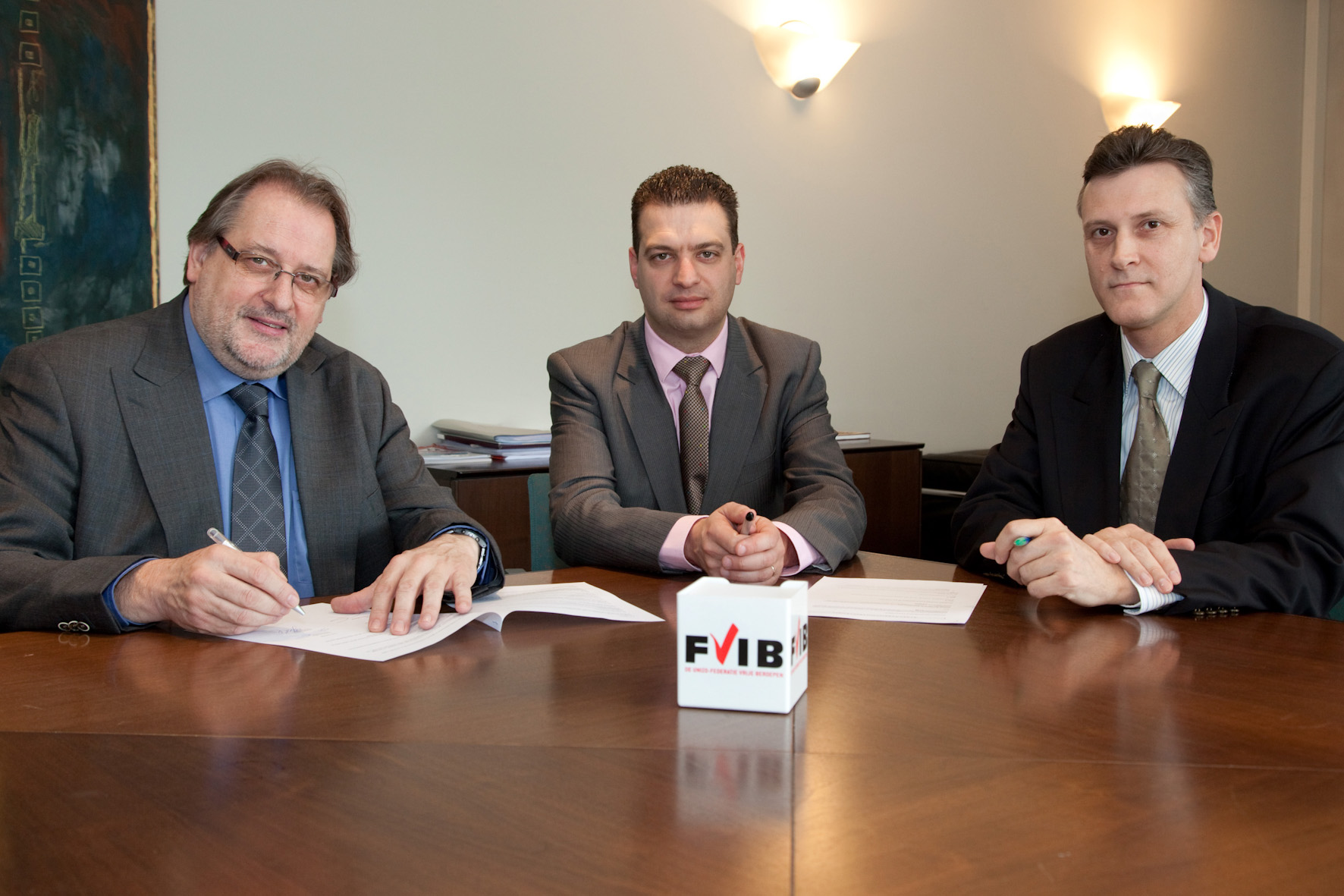 100325 samenwerkingsovereenkomst FVIB-AXXON Jan Sap, Stefaan Pieters en Michel Schotte-foto Luk Collet-7229