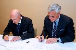Ondertekening protocolakkoord<br/>Links : Daniel Kroes, voorzitter IBR<br/>Rechts : Kris Peeters, Minister President